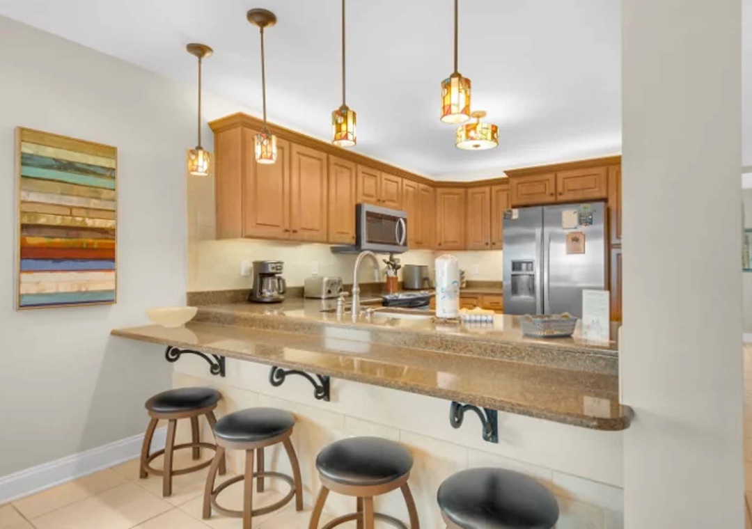 Eat-in kitchen bar seating