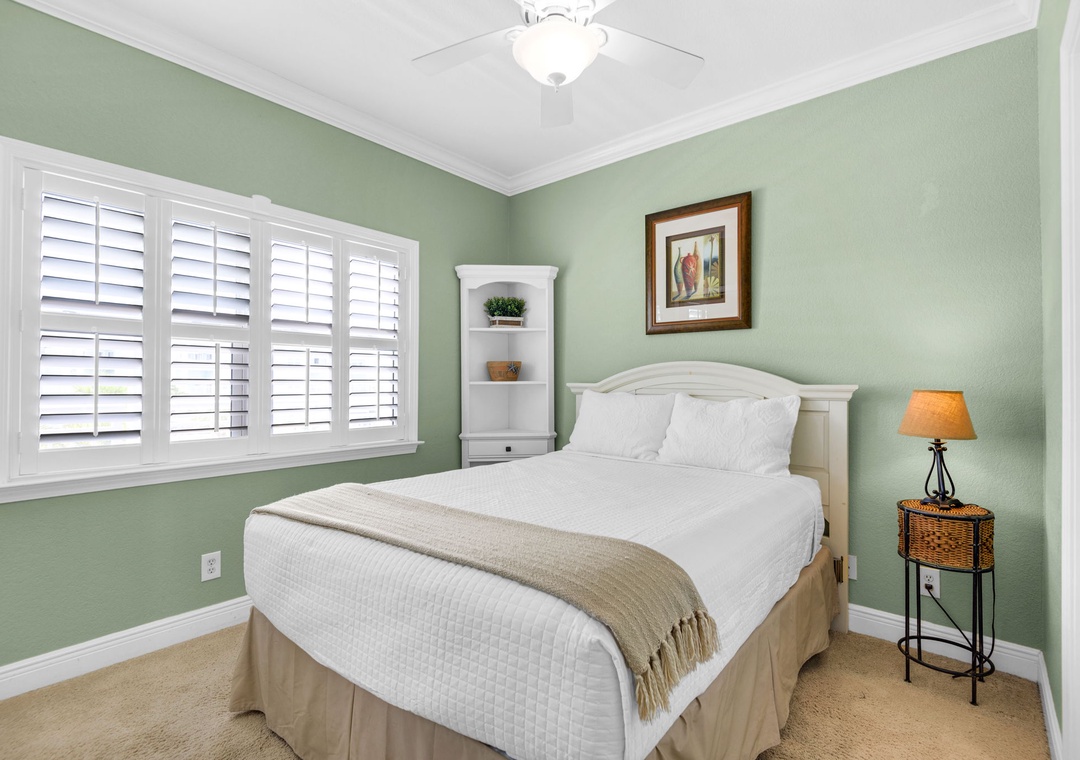 Guest bedroom with queen bed