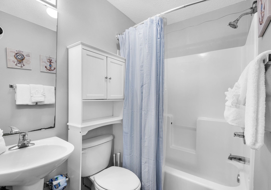 Ensuite bathroom with shower/tub combo