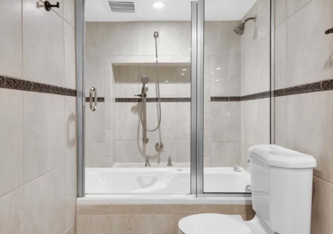 Full bathroom 1 with shower/tub combo