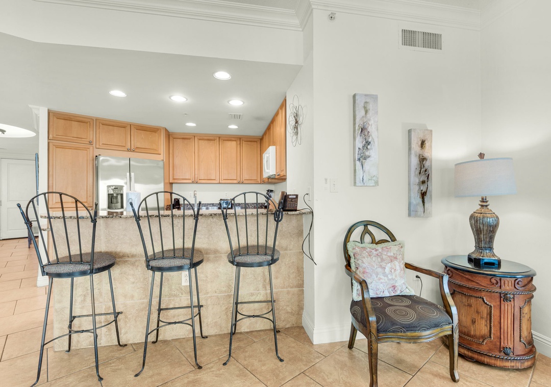 Eat-in kitchen bar seating
