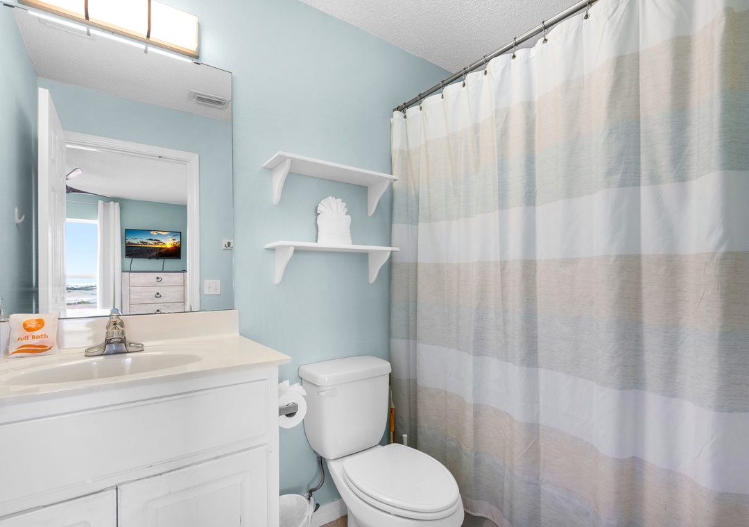 Primary ensuite bathroom with shower/tub combo