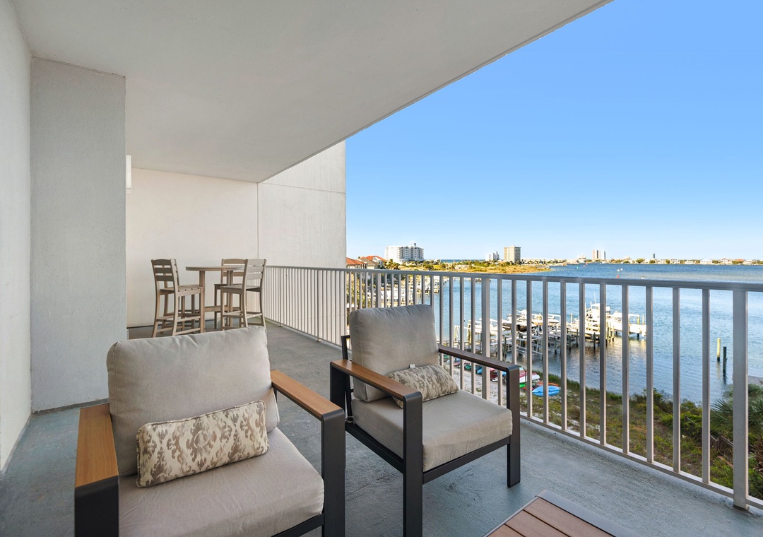South Harbor 4E balcony with plenty of seating