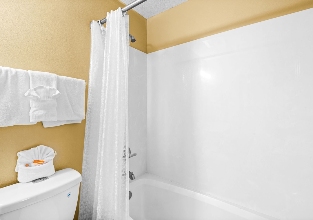 Guest ensuite bathroom with shower/tub combo