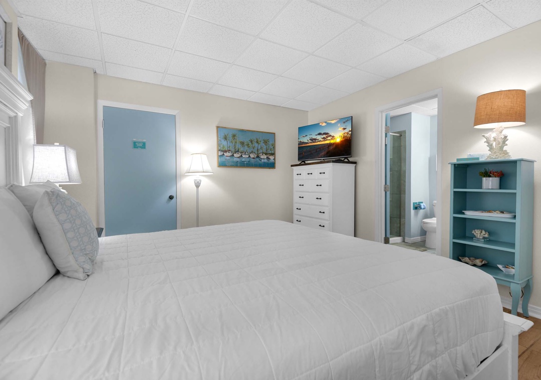 King bedroom with flat-screen TV