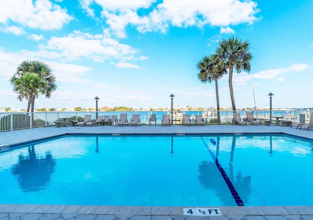 Sabine Yacht & Racquet Club community pool