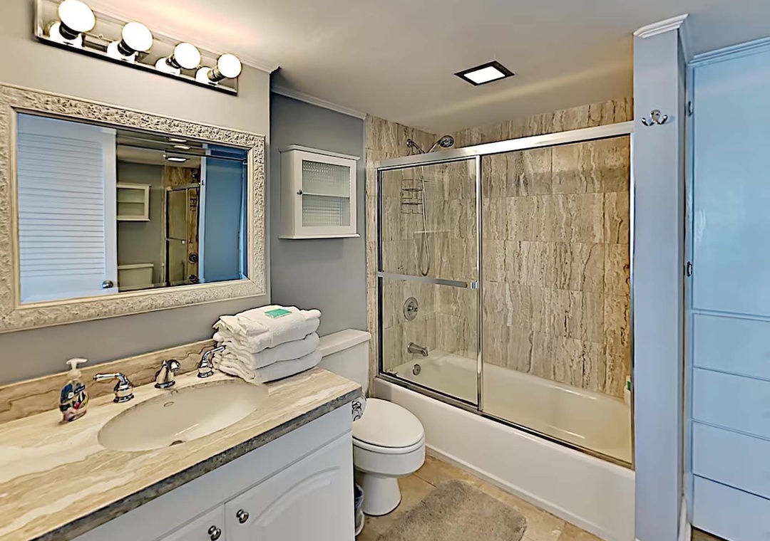 Guest bedroom with shower/tub combo