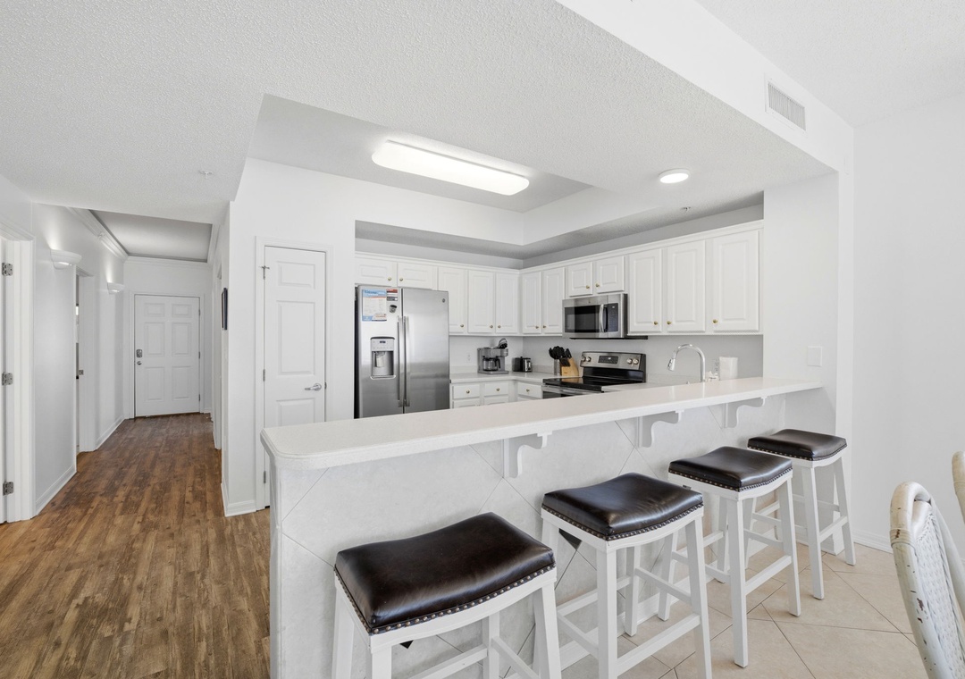 Eat-in kitchen bar seating
