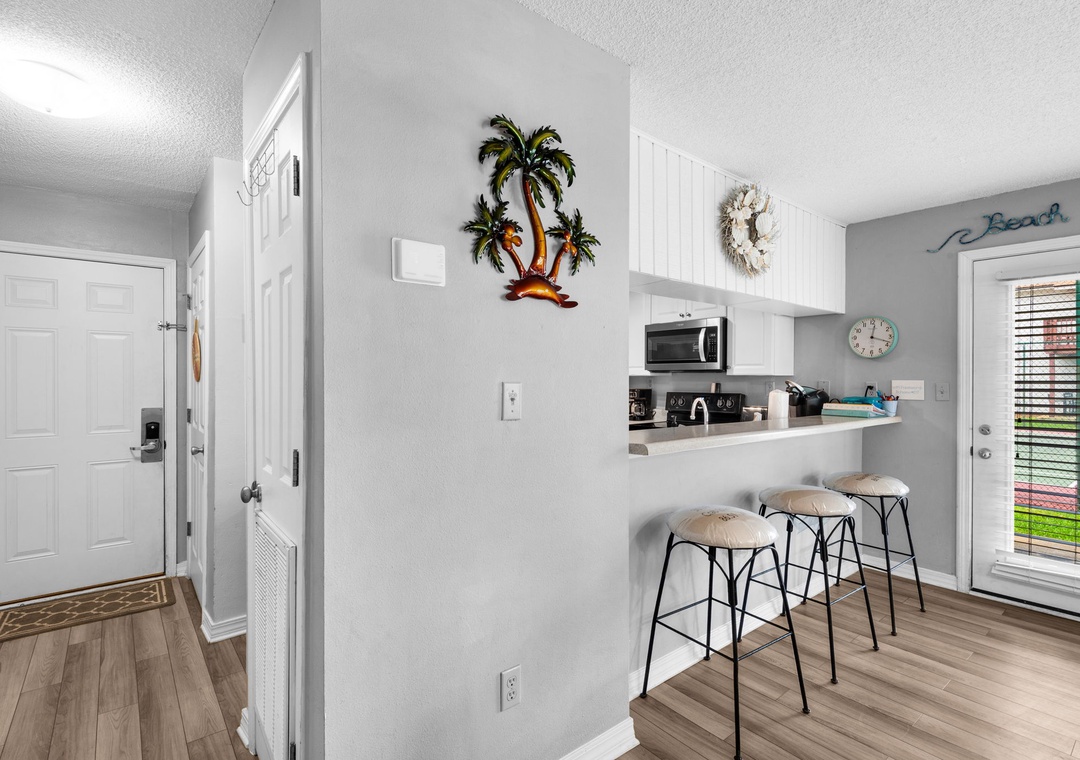 Eat-in kitchen bar seating