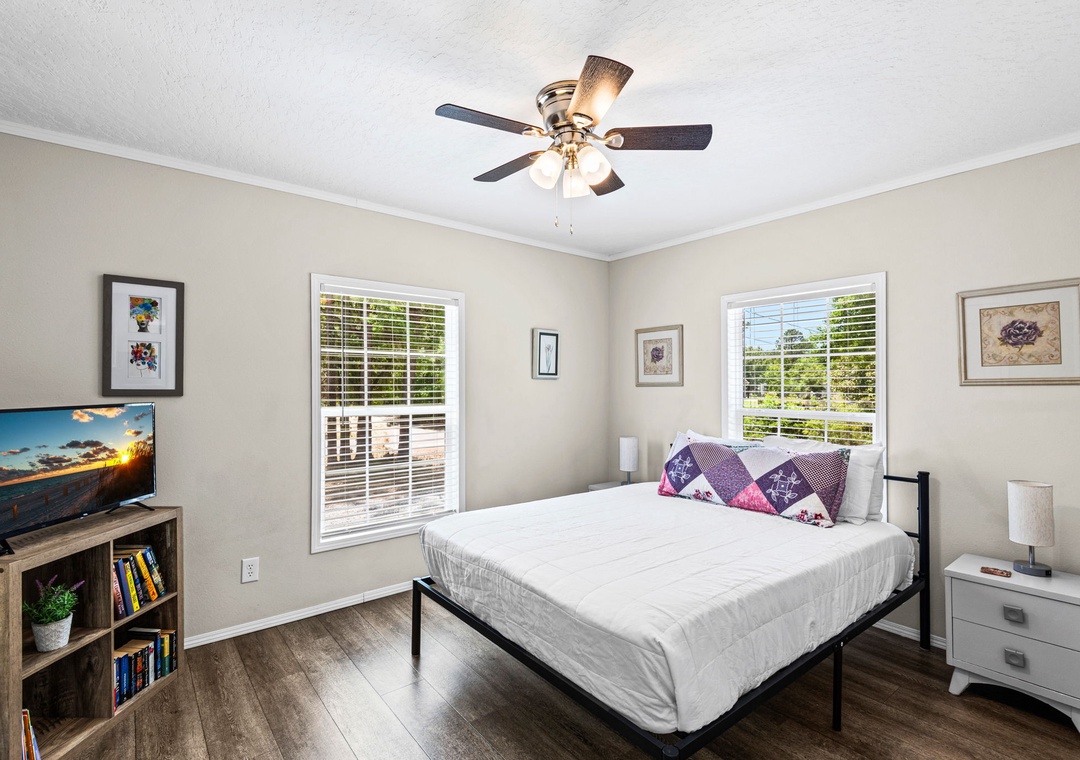 Guest bedroom 1 with queen bed