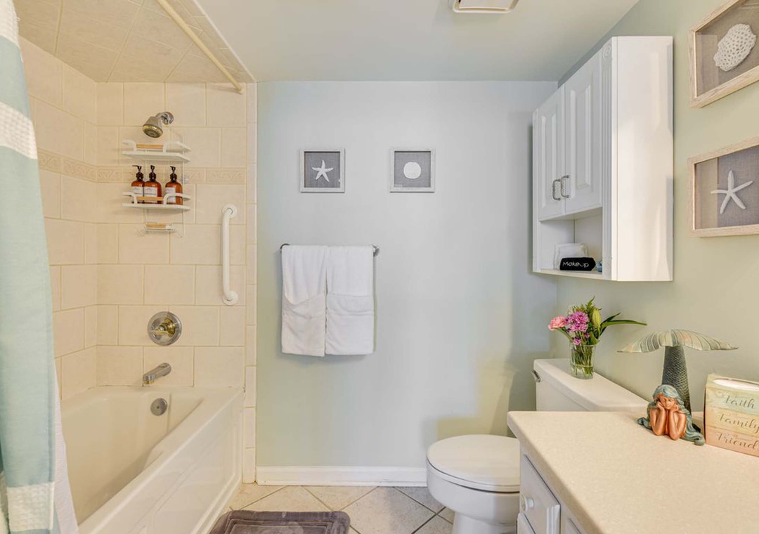 Primary ensuite bathroom with shower/tub combo