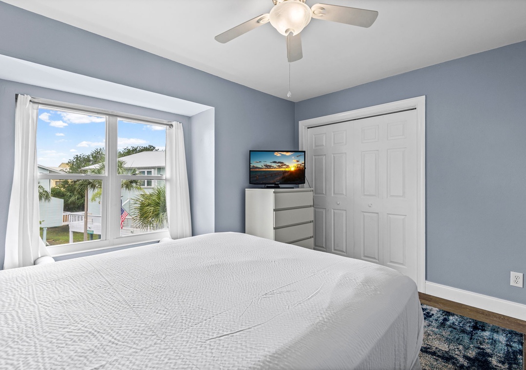 Guest bedroom with queen bed