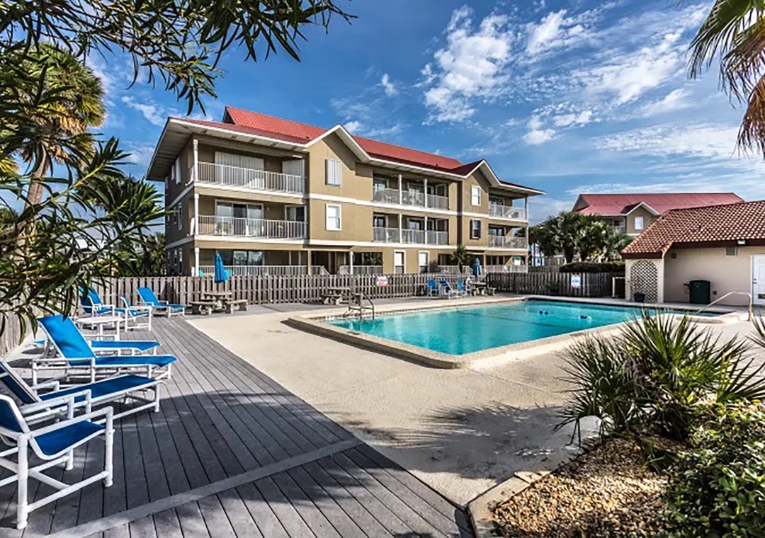 Sunset Harbor Palms community pool