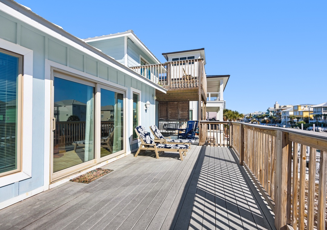 Large deck on the main floor