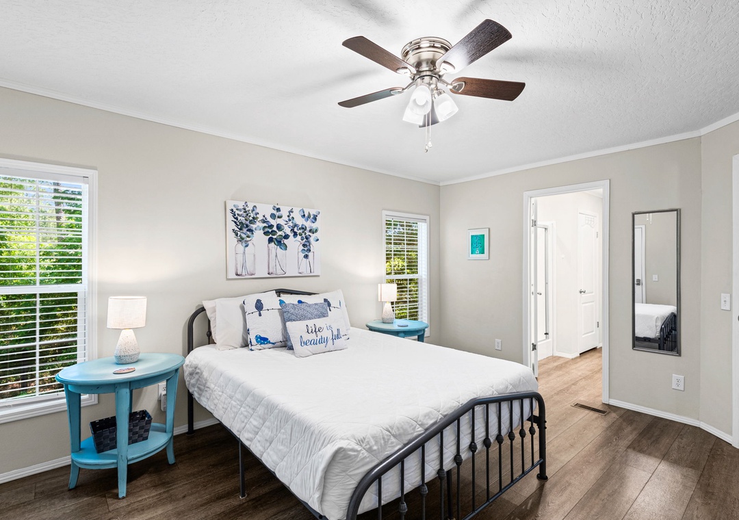 Queen primary suite