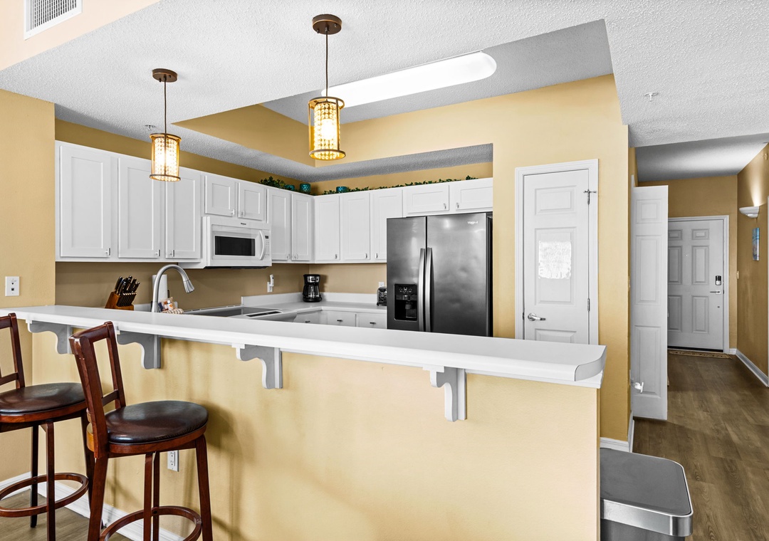 Eat-in kitchen bar seating