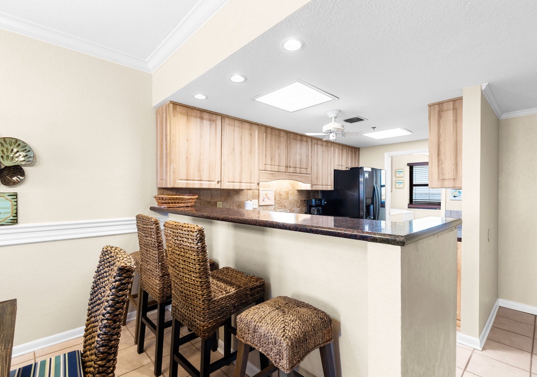 Eat-in kitchen bar seating