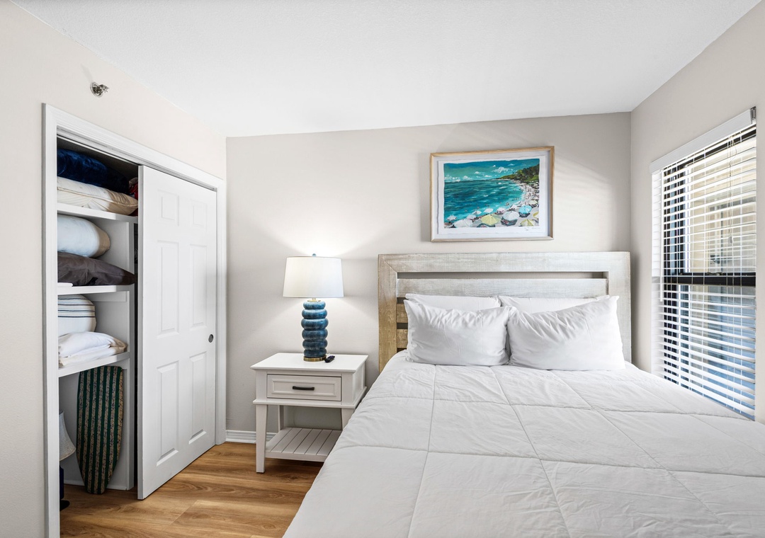 Guest bedroom with queen bed