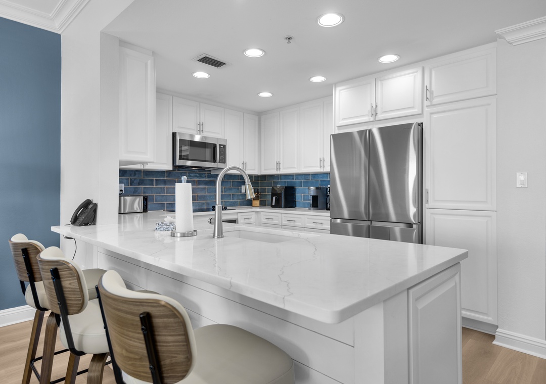 Eat-in kitchen bar seating