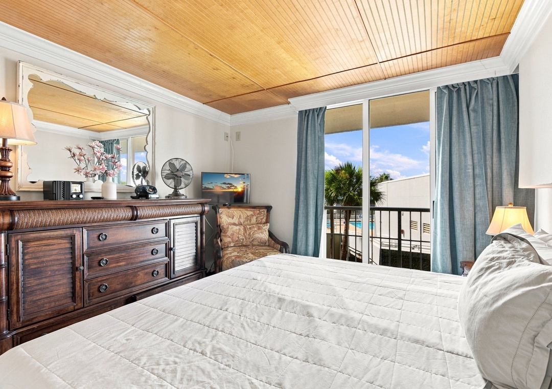 King primary suite with balcony access