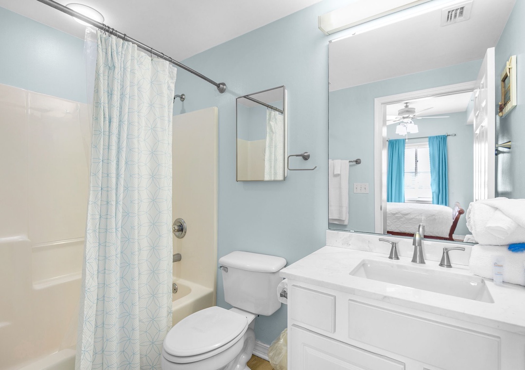Primary ensuite bathroom with shower/tub combo