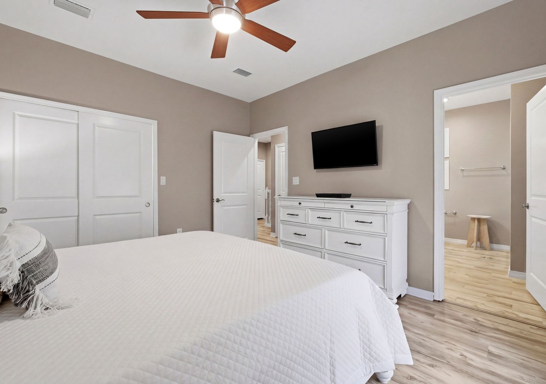 Salty Seagull- Bedroom 1, TV & View towards Bathroom 1