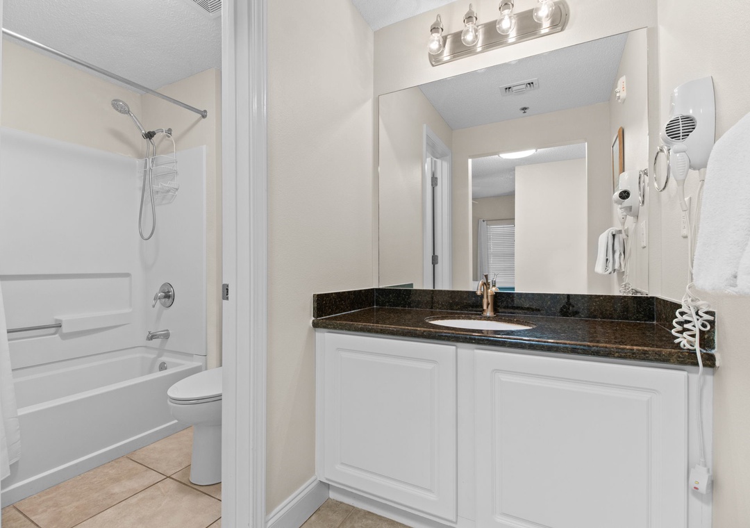 Palacio 404 Guest Bathroom #1