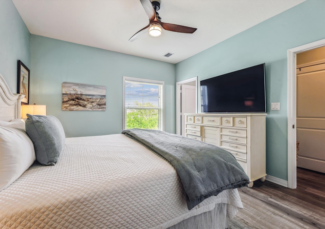 Key Breezes upper level-primary bedroom 18a3944