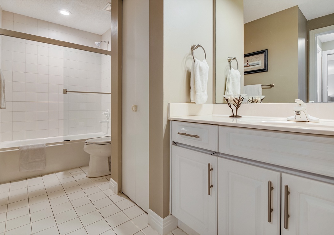 Beach Colony Tower 6B Guest Bathroom