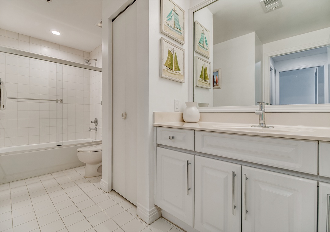 Beach Colony Tower 14B Guest Bathroom