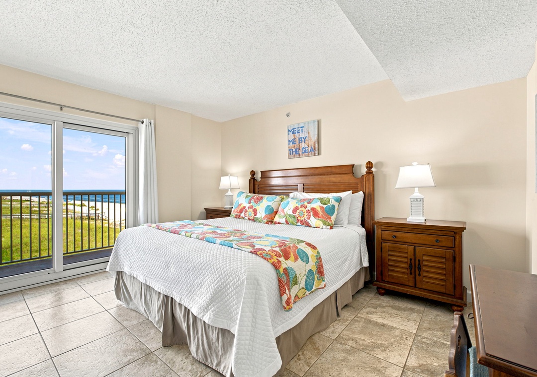 Sandy Key 411- Wake up to stunning turquoise waters visible through your bedroom windows. Your oceanfront retreat features classic coastal decor and your own balcony access to drink in those endless sea views.