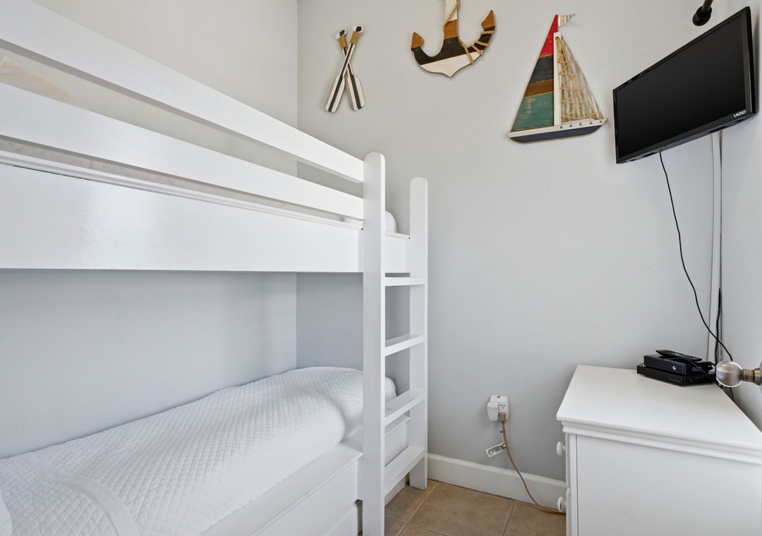 Windemere 1502- Hallway Bunks