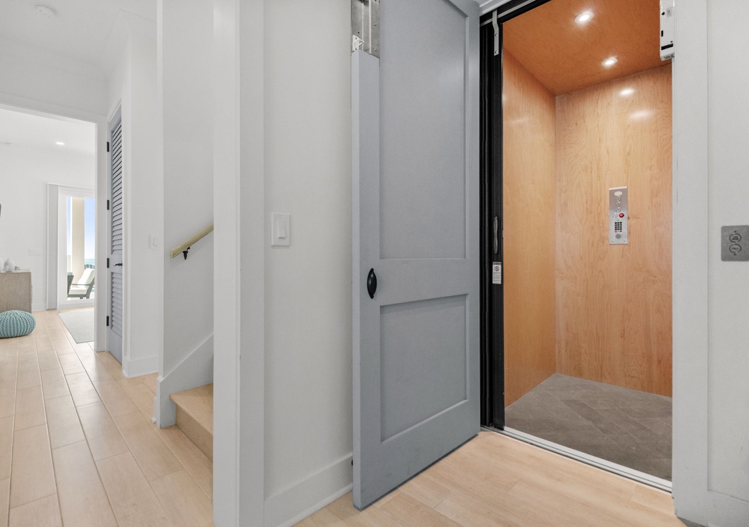 Vivianna #5 - Elevator