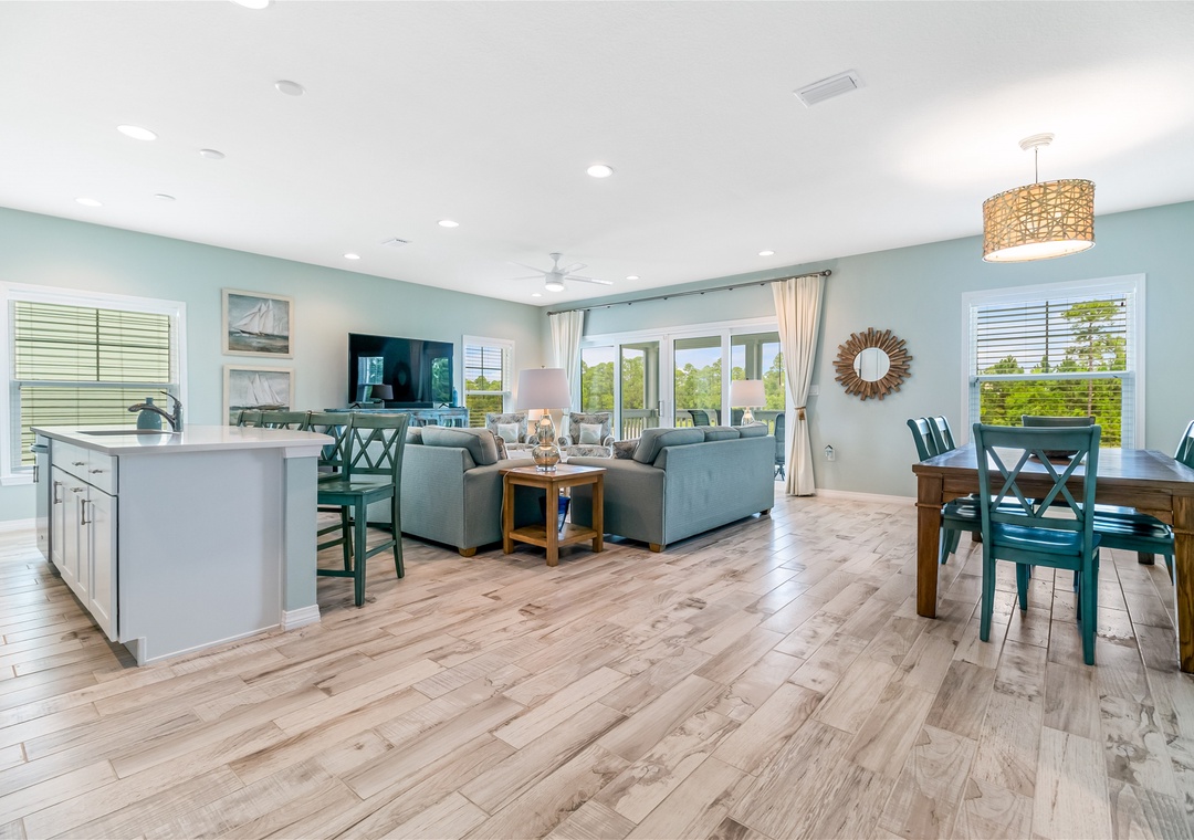 Lost Key Hidden Gem Kiving Room, Kitchen, and Dining Room