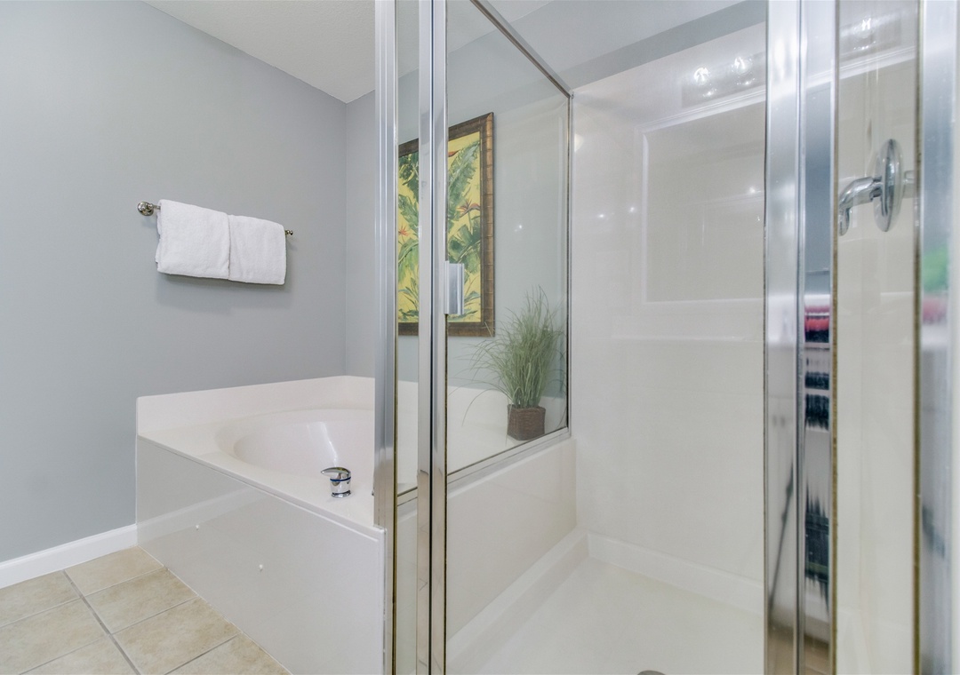 Windemere 906 Guest Bathroom #1 Glass Shower and Tub