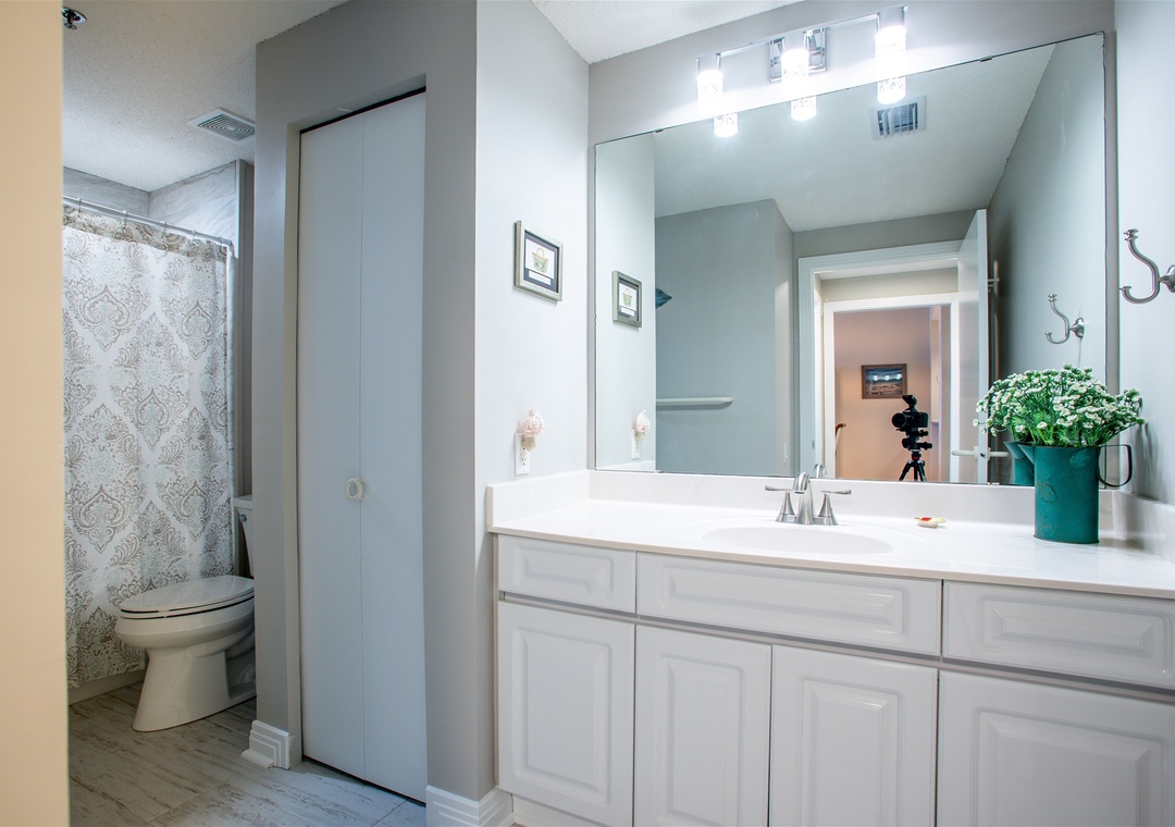 Beach Colony Tower 4B Guest Bathroom