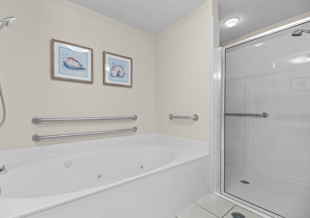 Palacio 404 Master Bathroom Standing Shower and Tub