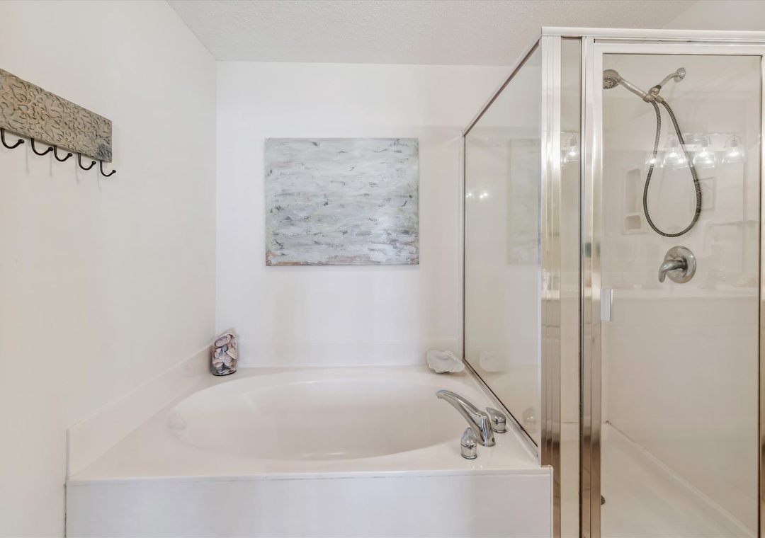 Windemere 1106 Guest Bathroom #1 Glass Shower and Tub