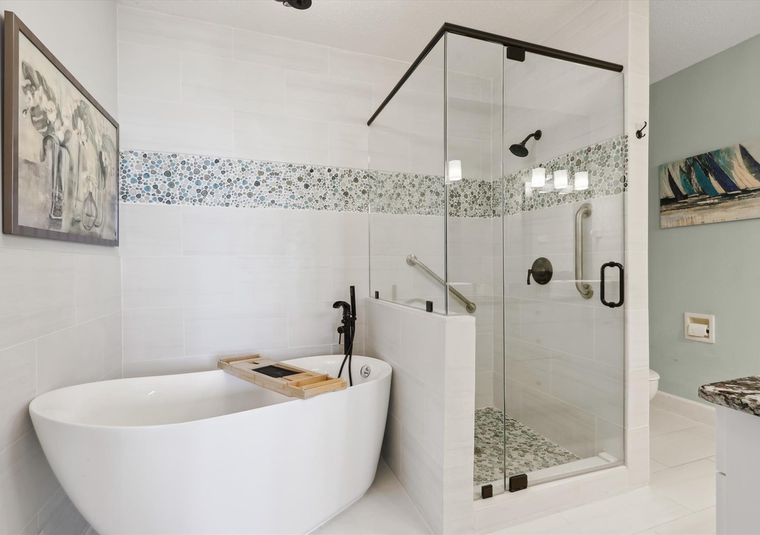 Windemere 1502 Guest Bathroom #1 with Glass Shower and Tub