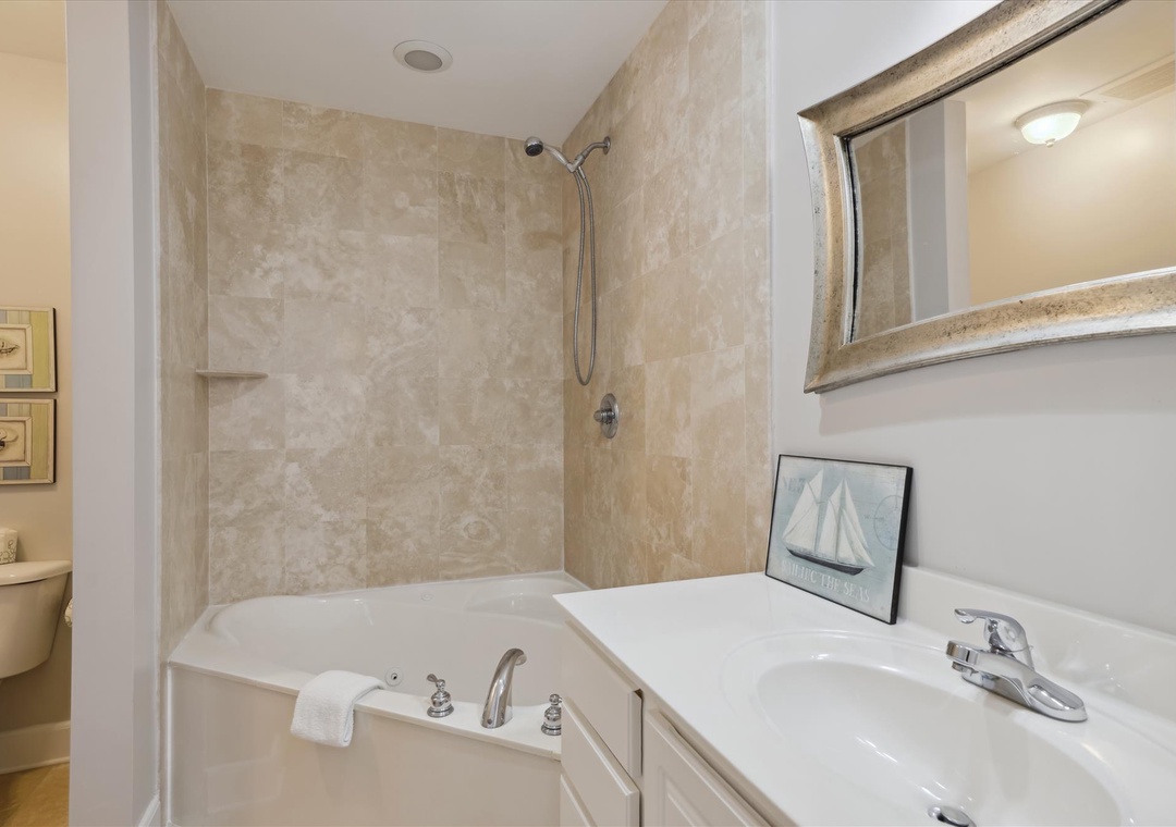 Sailmaker 901 Guest Bathroom #4 Bath