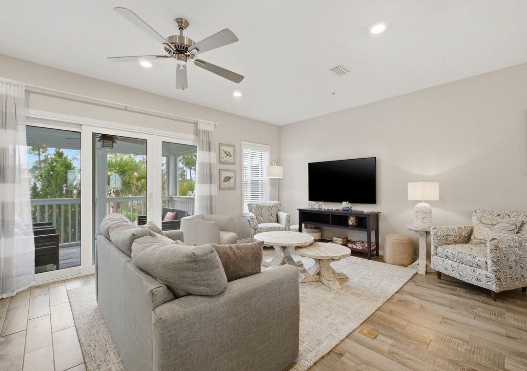 Lost Key Toes in the Sand Living Room, TV & Balcony View