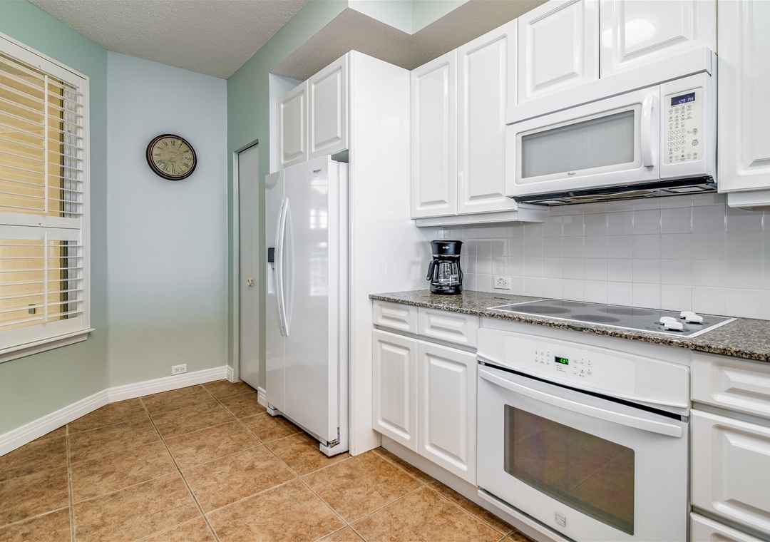 Beach Colony Tower PH2B Kitchen Refrigerator And Stove