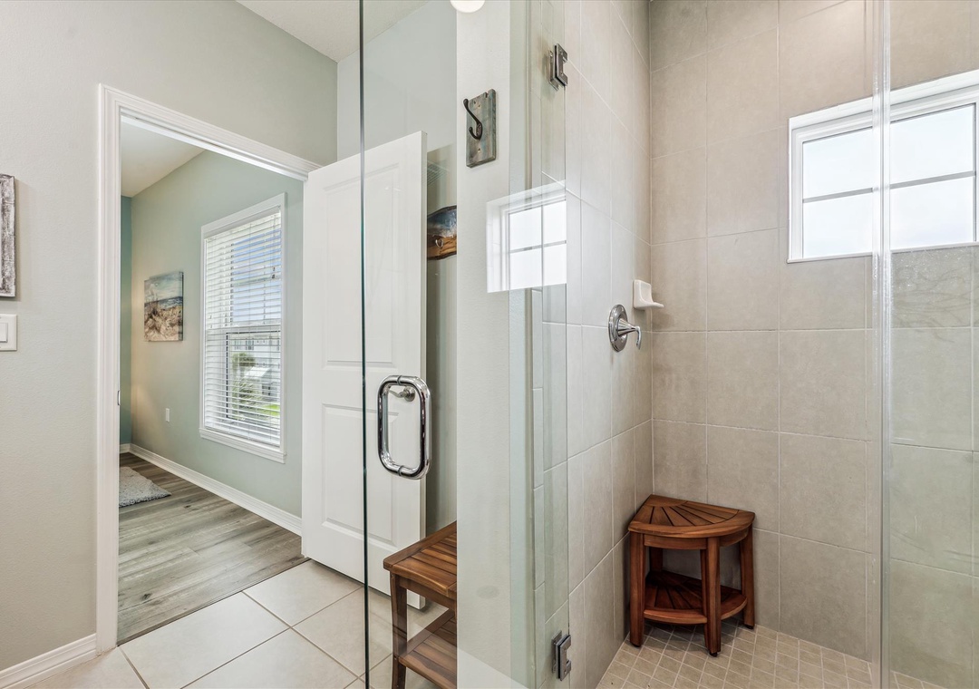 Key Breezes upper level-primary bath 18a3964