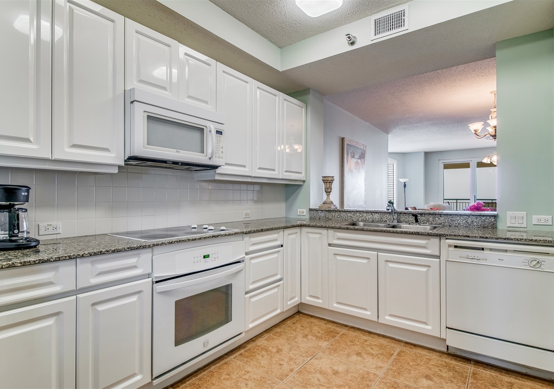 Beach Colony Tower PH2B Kitchen Stove And Microwave