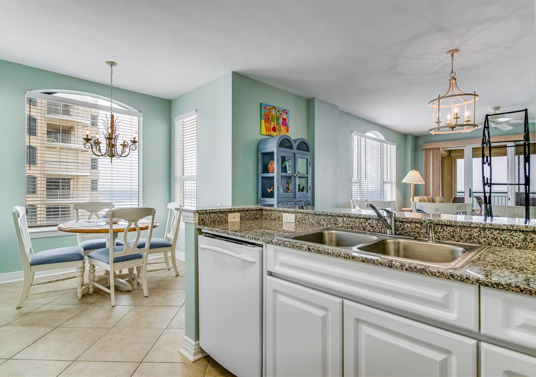Beach Colony West 6A Kitchen and Breakfast Nook