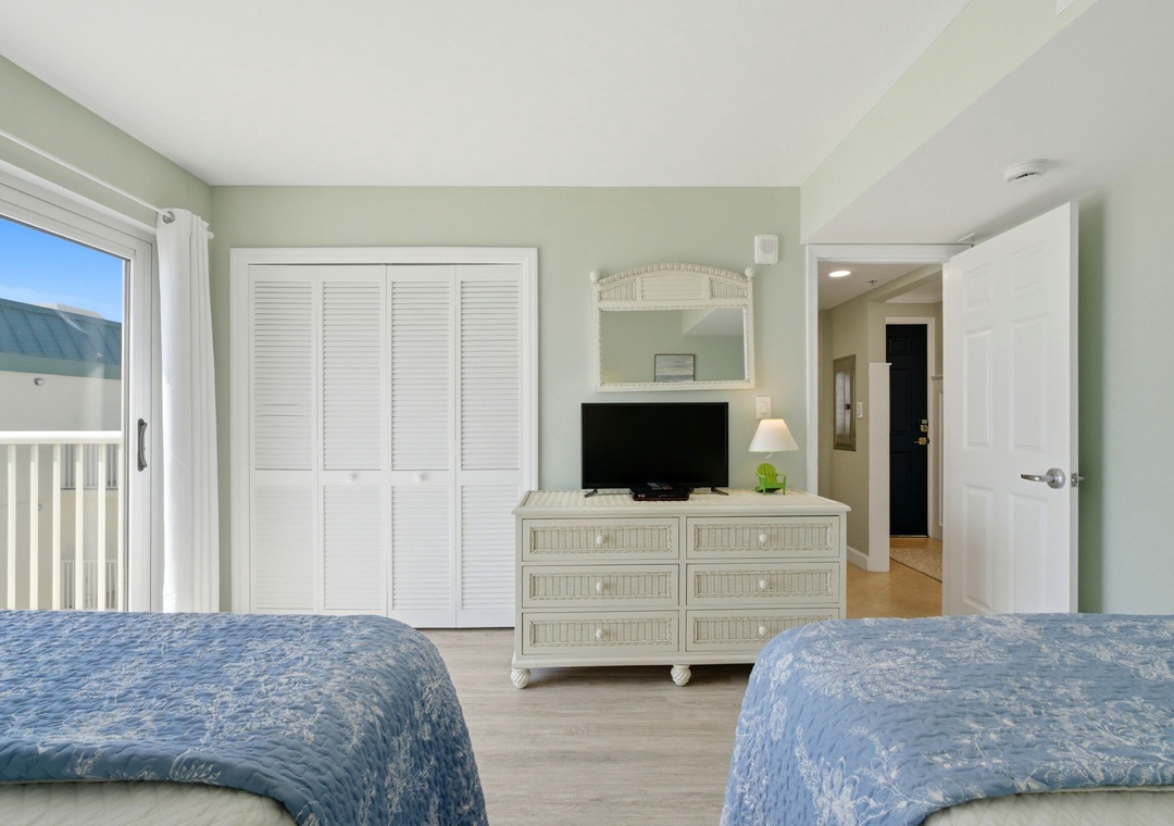 Sandy Key 818- Bedroom 3 & TV View