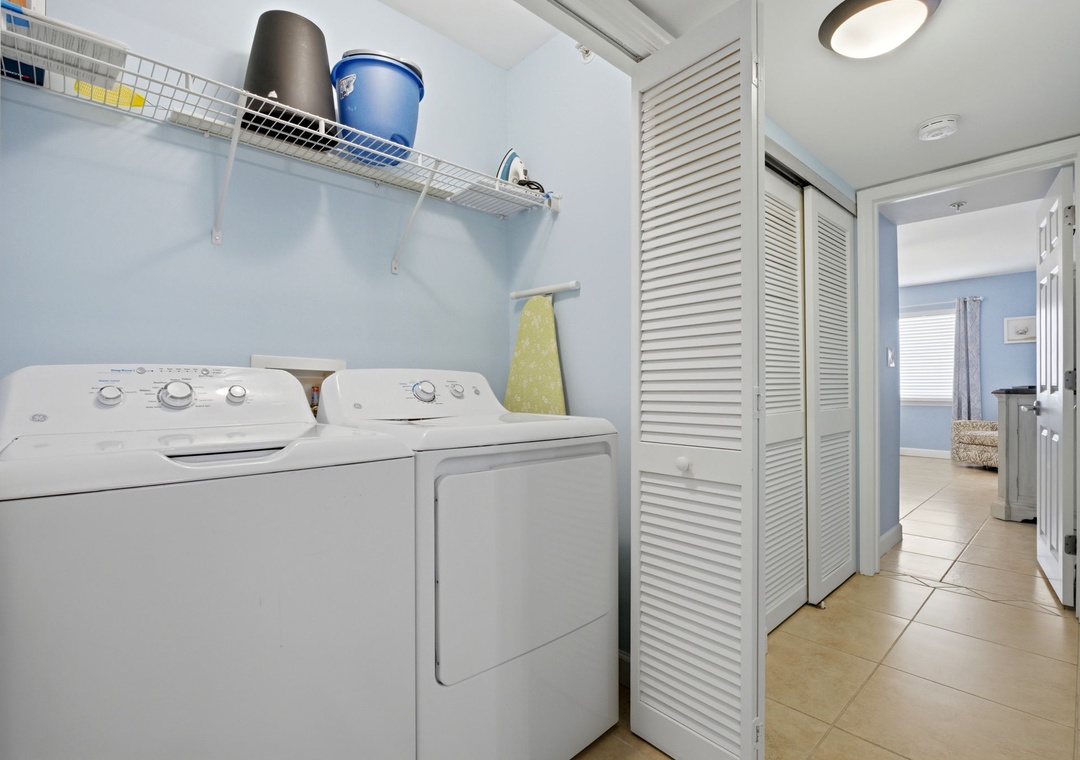 Sandy Key 637- Your laundry stays effortless with a full-size washer and dryer right here. Crisp linens and fresh clothes anytime—your home-away-from-home convenience at its best.