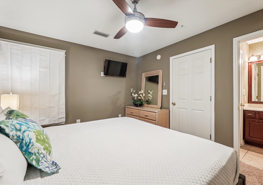 interiors-bedroom-127738011