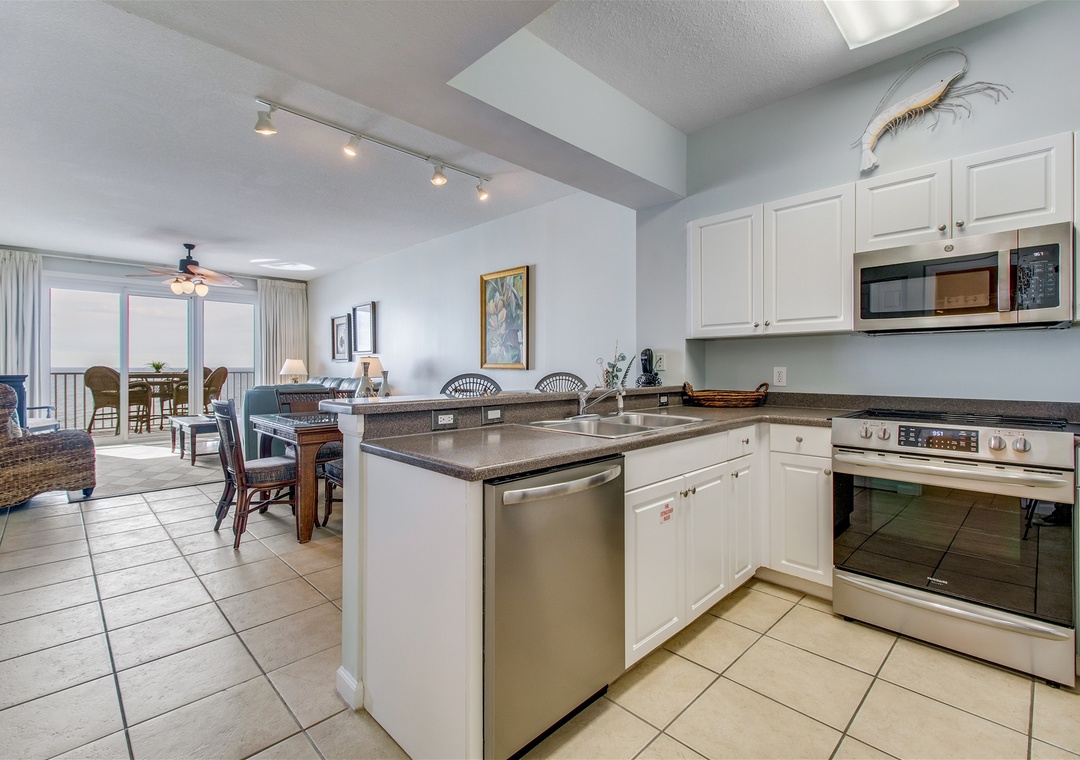 Windemere 906 Open Kitchen and Dining Room