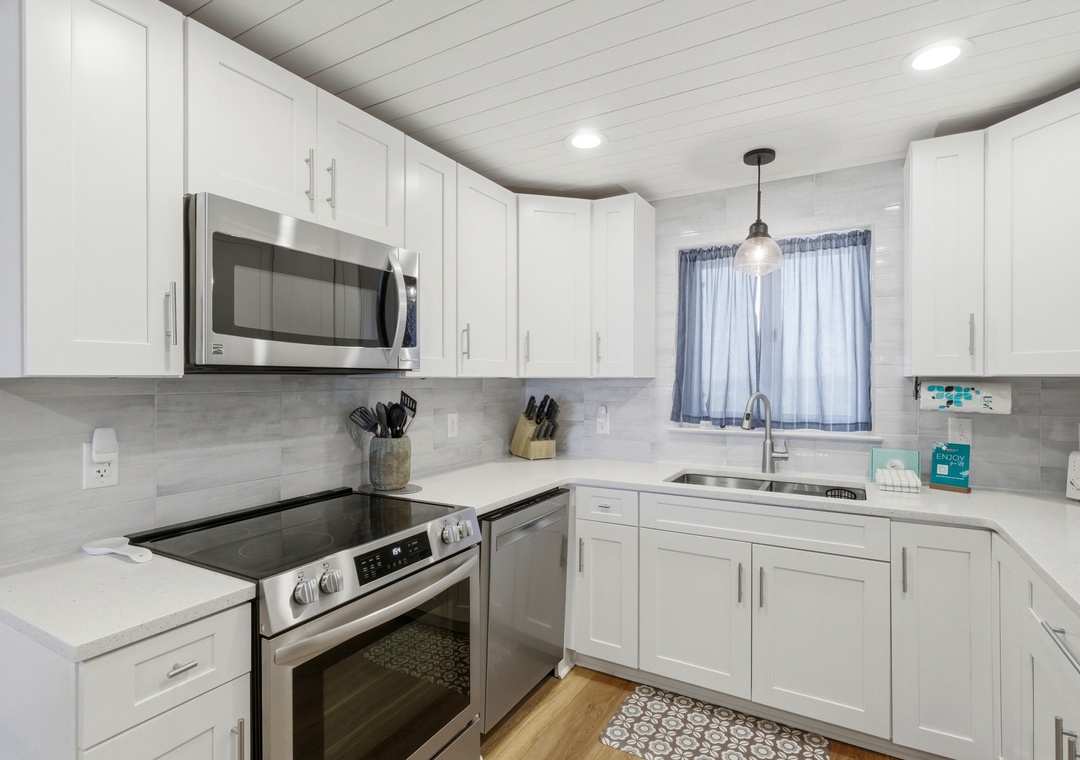Sandy Key 622- Kitchen & Stainless Steel Stove